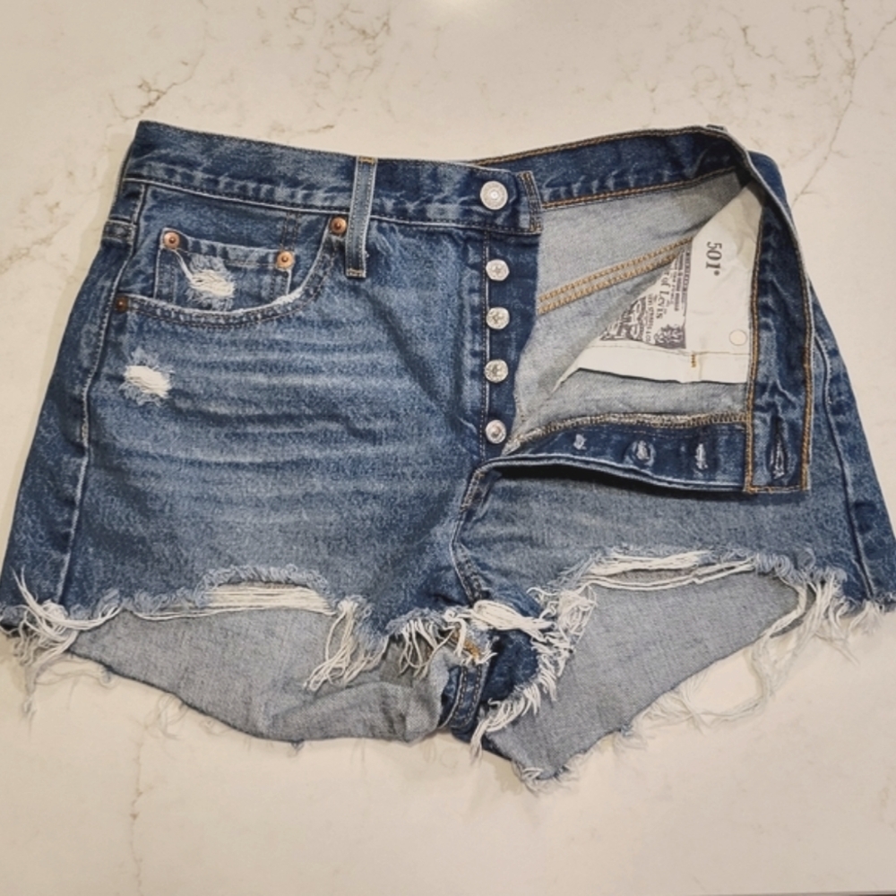 Distressed Women Levi's Shorts Sz29